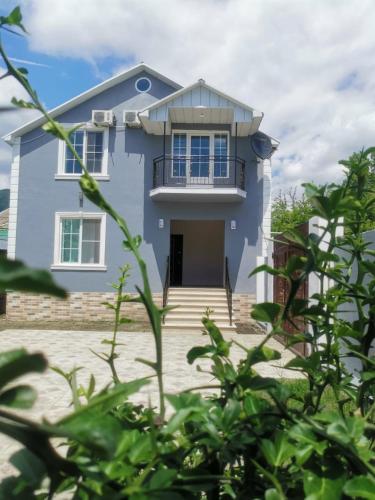 Golden House – Photos 2