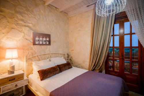 Giường trong phòng chung tại Sincerity Luxury Villa