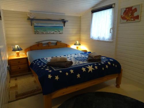 Postel nebo postele na pokoji v ubytování Ferienhaus Frehmeyer - Urlaub auf dem Bauernhof im gemütlichen Ferienhaus