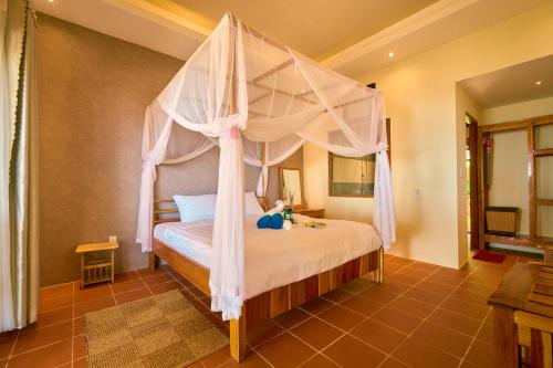 Ένα ή περισσότερα κρεβάτια σε δωμάτιο στο Wild Beach Phu Quoc Resort