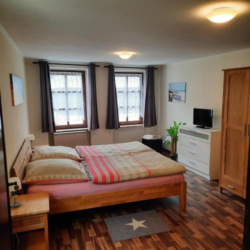 sypialnia z łóżkiem i 2 oknami w obiekcie Maria-Haus w mieście Zell an der Mosel