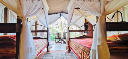 Postel nebo postele na pokoji v ubytování Fig Tree Camp - Maasai Mara
