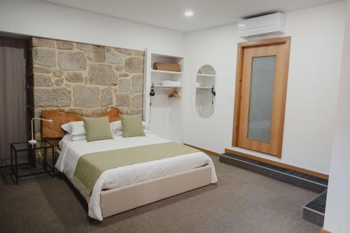A bed or beds in a room at Alojamento 88