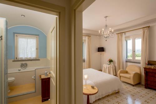 sypialnia z łóżkiem oraz łazienka z toaletą w obiekcie Roccafiore Spa & Resort w mieście Todi