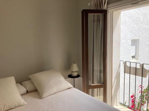 A bed or beds in a room at Casa del Mercat