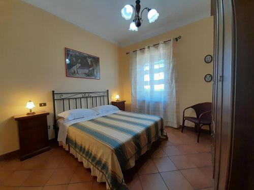 um quarto com uma cama e uma janela em CASA VACANZE ANTICA VOLSINII em Bolsena