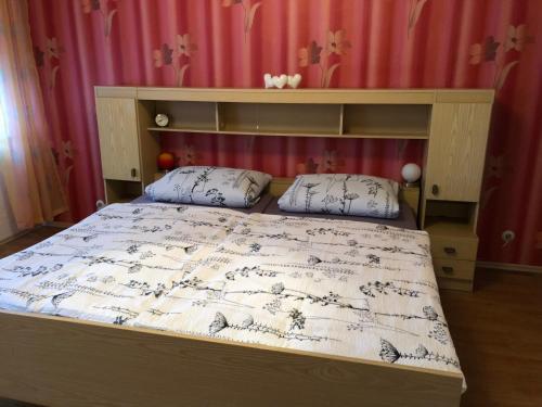 ein Schlafzimmer mit einem Bett mit Baldachin und Kissen in der Unterkunft Ferienwohnung Irma in Malschwitz