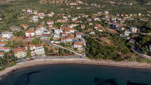 an aerial view of a beach with houses at 5 meters from the beach in Chrani