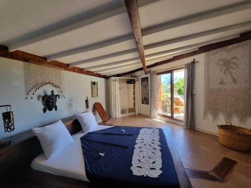 una grande camera con un letto e una grande finestra di Villa Tonga Soa a Ambaro