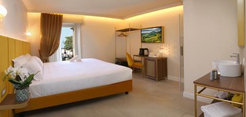 um quarto de hotel com uma cama e uma casa de banho em I Tre Re em Bardolino