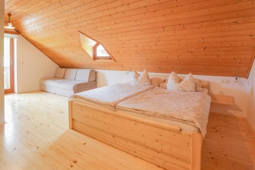 En eller flere senge i et værelse på Tourist farm Mulej