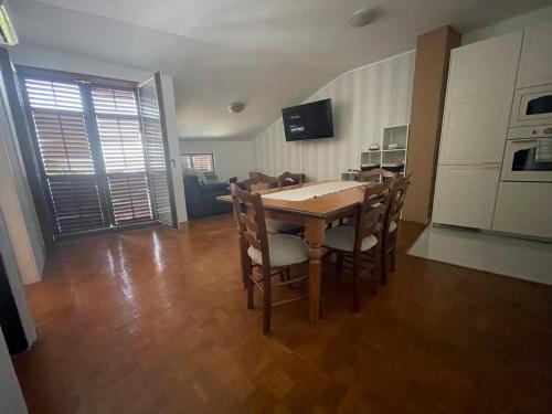 Televízia a/alebo spoločenská miestnosť v ubytovaní Apartment Zora in the center of Crikvenica