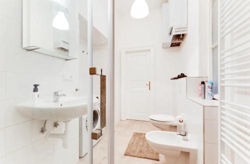 Baño blanco con lavabo y aseo en New & cozy 3Bds in Historical Center - S8 en Praga