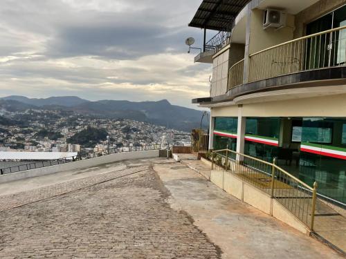 - une vue depuis le haut d'un bâtiment dans l'établissement Hotel Recanto da Itália, à Nova Friburgo
