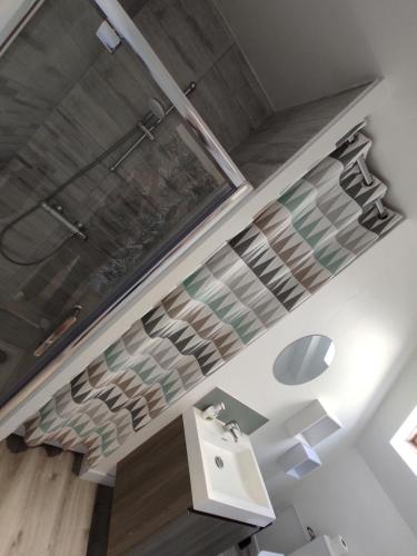 a bathroom with a sink and a mirror at La Canisse 3 : joli appartement - Boulogne sur mer in Boulogne-sur-Mer