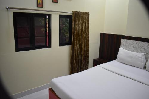 Säng eller sängar i ett rum på Hotel Sea View - Near Taj Hotel