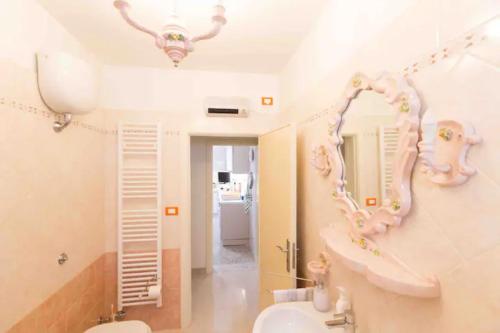 La salle de bains est pourvue d'un lavabo et d'un miroir. dans l'établissement Casa vacanza Nonna Emma, à Maglie