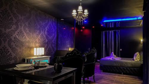 Posteľ alebo postele v izbe v ubytovaní NOUVEAU - LUXURE - Secret Suite - JACUZZI