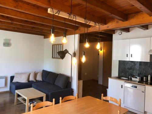 un salon avec un canapé et une table dans l'établissement Superbe appartement T3 duplex, Ax les thermes, à Ax-les-Thermes