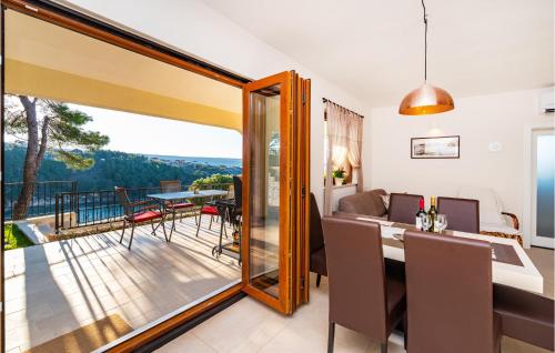 Zdjęcie z galerii obiektu Stunning Home In Novigrad With Kitchen w mieście Novigrad