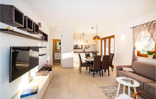Zdjęcie z galerii obiektu Stunning Home In Novigrad With Kitchen w mieście Novigrad