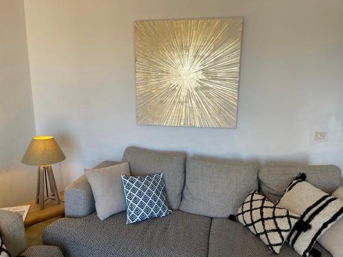 Photo de la galerie de l'établissement Boutique Villa with Shared Pool, Air Con, WiFi, TV, au Plan-de-la-Tour