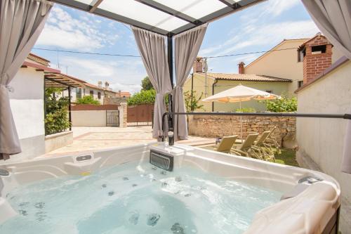 Holiday Home Giovanni Vabriga with private Jacuzzi