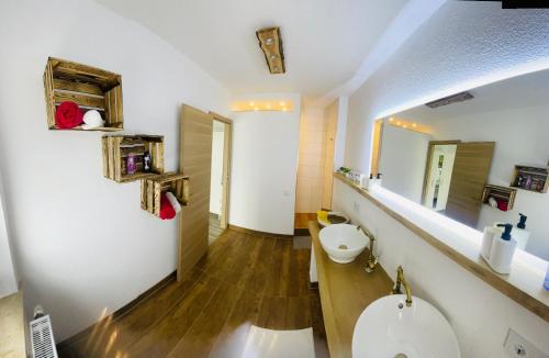 a bathroom with a toilet and a sink at Ferienwohnung Ziegenschweiz in Auerbach