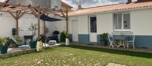 Photo de la galerie de l'établissement Studio indépendant 30m2 4 pers chez l'habitant Quartier des Roses, à Les Sables-dʼOlonne