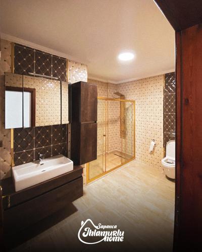 a bathroom with a sink and a shower and a toilet at Ihlamurlu Home in Sapanca