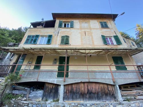 una vecchia casa sul fianco di una collina di FONTANA’S HOUSE RELAX n.7 010065-LT-0009 a Valbravenna