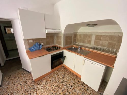 A kitchen or kitchenette at FONTANA’S HOUSE RELAX n.7 010065-LT-0009