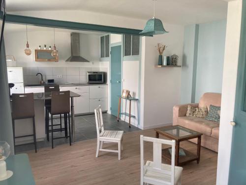 Photo de la galerie de l'établissement Studio indépendant 30m2 4 pers chez l'habitant Quartier des Roses, à Les Sables-dʼOlonne