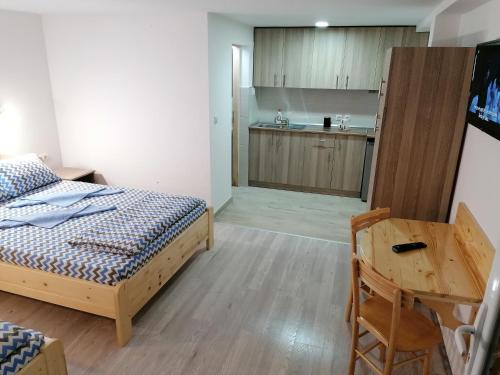 Ένα ή περισσότερα κρεβάτια σε δωμάτιο στο Studio sa francuskim i pomoćnim ležajem - Romansa