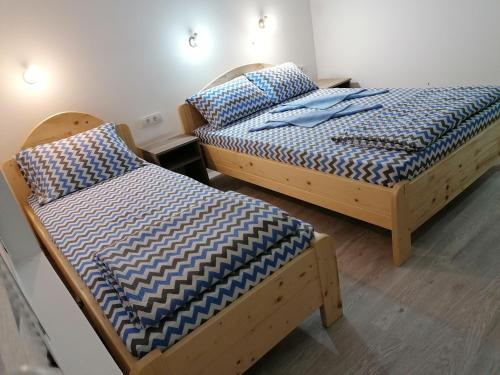 Ein Bett oder Betten in einem Zimmer der Unterkunft Studio sa francuskim i pomoćnim ležajem - Romansa