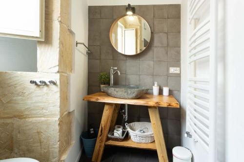a bathroom with a sink and a mirror at Pura Vida Barocca in Ragusa