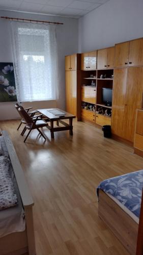 um quarto com uma cama e uma mesa num quarto em Dráva Völgye Vendégház em Zákány