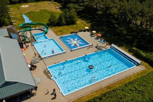 een uitzicht over twee zwembaden met mensen erin bij Sonnevanck Ameland in Ballum