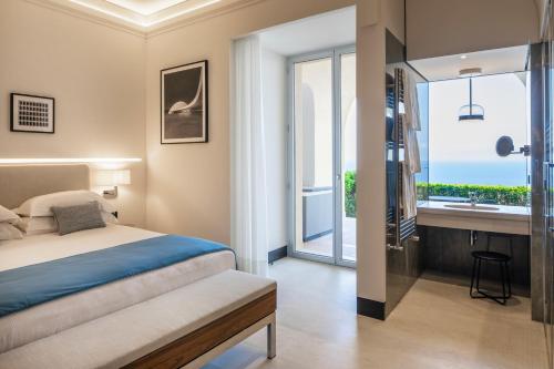 Una cama o camas en una habitación de Grand Hotel Angiolieri