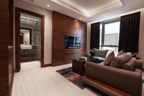 a living room with a couch and a sink at Weekend Hotel Sari in Jeddah
