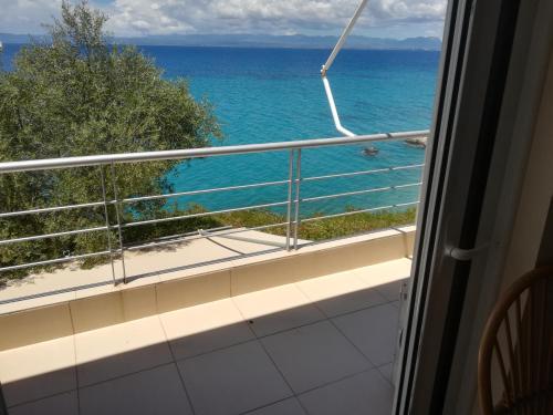 AvíaにあるPalaiohora Avias Apartmentsのバルコニーからの海の景色