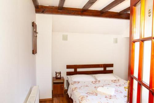 Una cama o camas en una habitación de Rustic Argesean