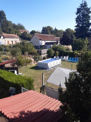 Blick auf einen Hinterhof mit einem Trampolin und einem Pool in der Unterkunft Le Héron bleu de la Brenne in Tournon-Saint-Martin
