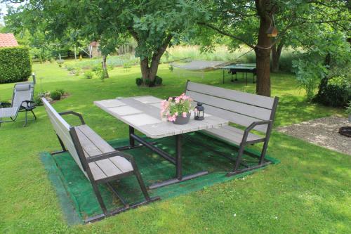 Ein Garten an der Unterkunft Kazkova khatynka