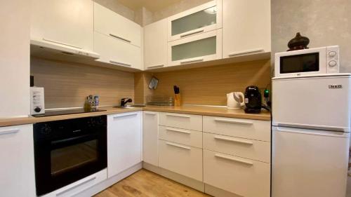 索佐波尔Sozopol Dreams apartman 35的配有白色橱柜和白色家电的厨房