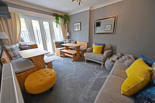 una sala de estar con un sofá y una mesa en Central Townhouse with FREE onsite EV parking, en Stratford-upon-Avon