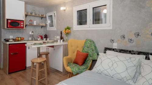 sypialnia z łóżkiem oraz kuchnia z blatem w obiekcie Cozy tiny apartment in the heart of Plaka w Atenach