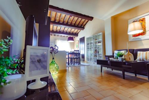斯波萊托的住宿－HEART OF SPOLETO Vacation Residence，客厅配有沙发和桌子