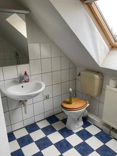 uma casa de banho com um WC e um lavatório em Ferien/ Monteurzimmer mit gemeinsam Wozi, Kü, Bad, WLAN em Magdeburgo