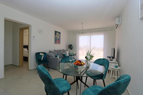 sala de estar con mesa de cristal y sillas en Nissi 3 Amazing Sea View Apartment, en Ayia Napa